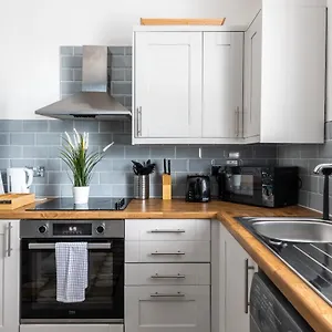 Judah By Koya Homes - Tv Bed Apartment, High Street, Free Parking Apartment